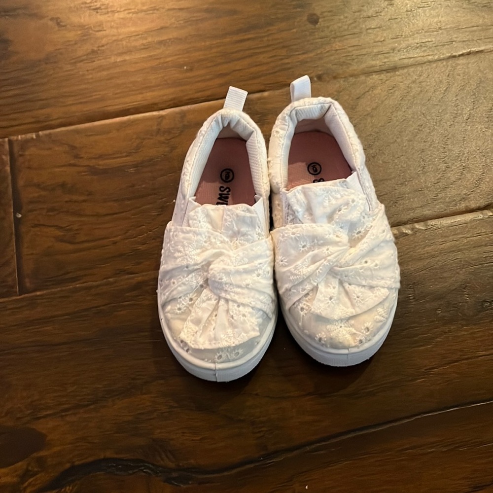 Size 6 toddler girl white slip on shoes